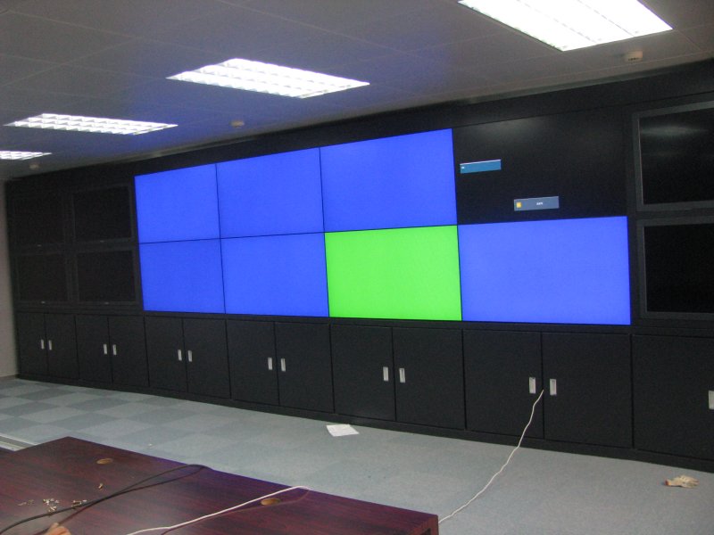 上海4*2拼接屏和左右4个监视器机柜安装效果图